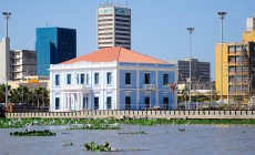 En la vía 40 con carrera 46, muy cerca de la Intendencia Fluvial, está este lugar destacado a lo lejos por su belleza paisajística y su impacto arquitectónico.