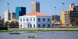 En la vía 40 con carrera 46, muy cerca de la Intendencia Fluvial, está este lugar destacado a lo lejos por su belleza paisajística y su impacto arquitectónico.