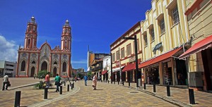 La parroquia de San Nicolás de Tolentino, uno de los atractivos de la restaurada plaza ubicada en la carrera 42 con calle 33.